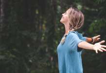 Respiración 4-7-8 para la Ansiedad y el Sueño Mujer respirando en la naturaleza. Respiración 4-7-8