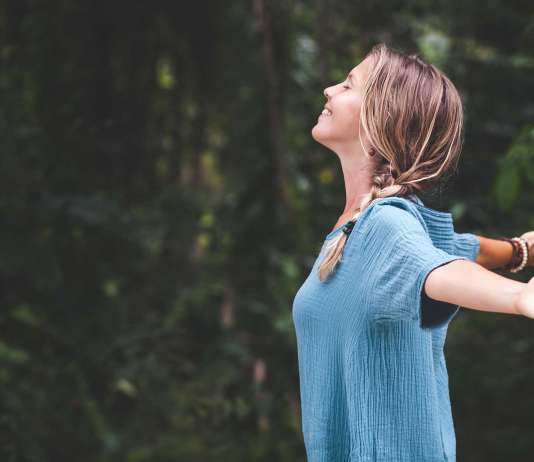 Respiración 4-7-8 para la Ansiedad y el Sueño Mujer respirando en la naturaleza. Respiración 4-7-8