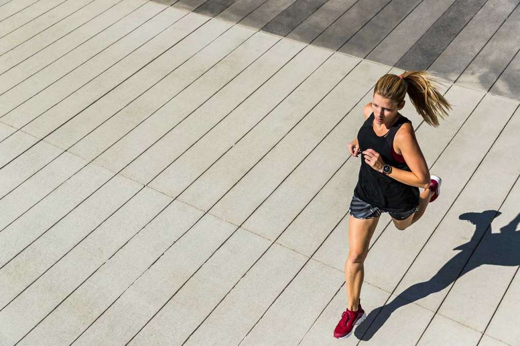 Mujer practicando running. Uno de los pequeños pasos para salir de la zona de confort