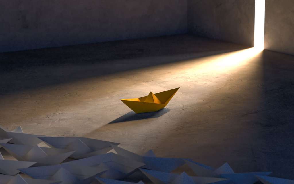 Un barco de papel amarillo en el suelo yendo hacia una puerta. Simulación del. salir de la zona de confort